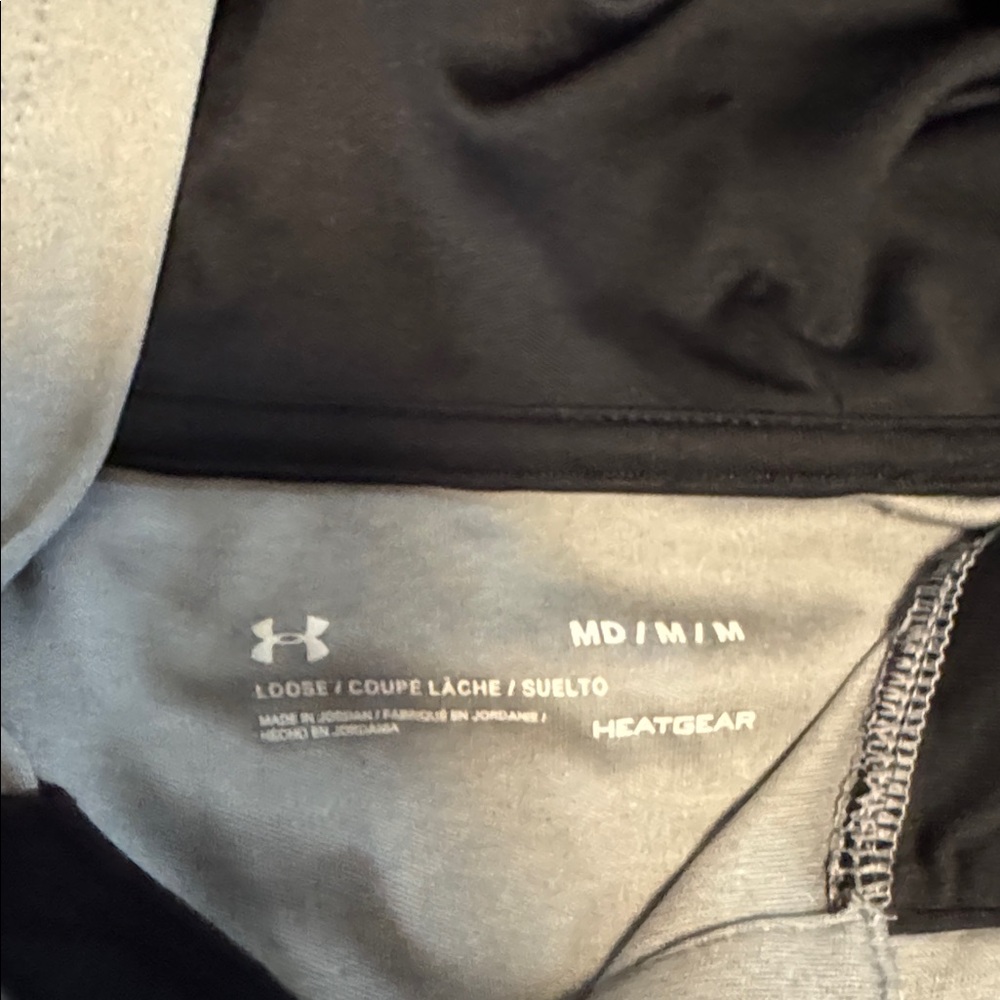 Under Armour men’s medium heat gear loose Light Gray Muscle Tee with hoodie - Picture 3 of 6